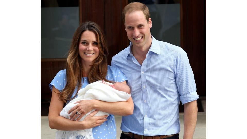 Kate Middleton leaves hospital with baby Prince George, 2013