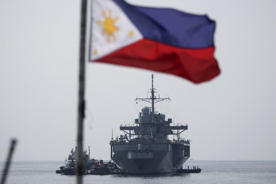 FILE PHOTO: The USS Blue Ridge arrives in Manila Bay for a visit to the Philippine capital on March 13, 2019. (Photo: NOEL CELIS/AFP via Getty Images)