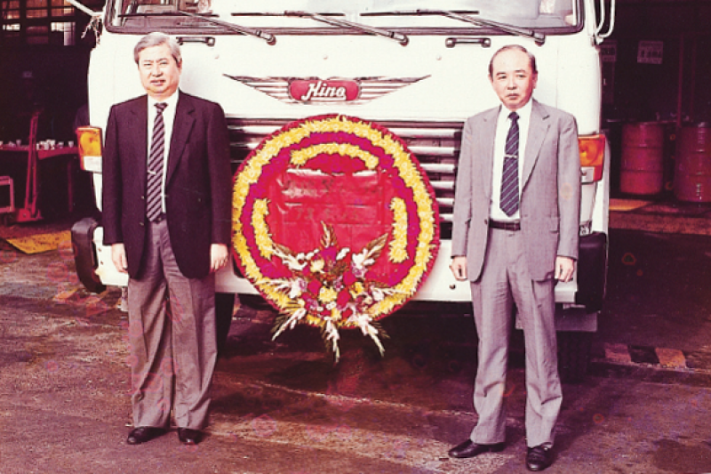 1984年日野與和泰共同成立國瑞汽車並在台灣製造Hino重型車輛，蘇燕輝與時任國瑞總經理菊田將合影。