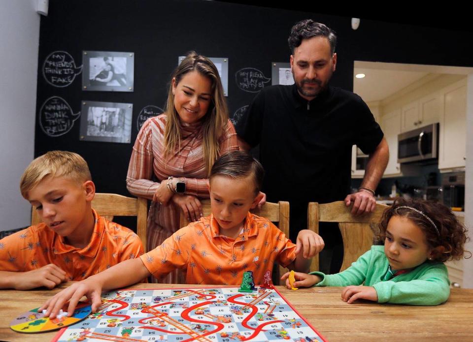 (C) Logan Jenner, de 8 años, ex paciente de cáncer en el Hospital Infantil Nicklaus, junto a su familia –(I/D) su hermano Ashton, de 10 años; (D/F) su hermana Mary, de 4; (I/D) su madre Diana Jenner, de 35, y (D/D) su padre Michael Jenner, de 38– en su casa de Miami-Dade, el lunes 4 de marzo de 2024.