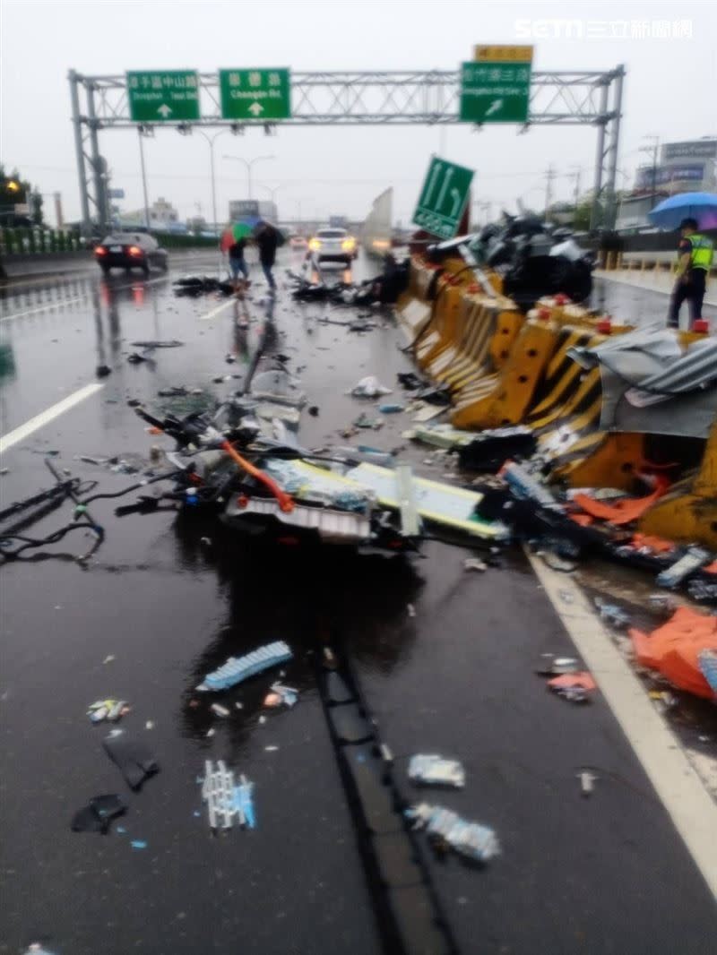 白色特斯拉轎車下交流道前自撞紐澤西護欄，整台車「撞到對折」解體僅剩下後座完整。（圖／翻攝畫面）