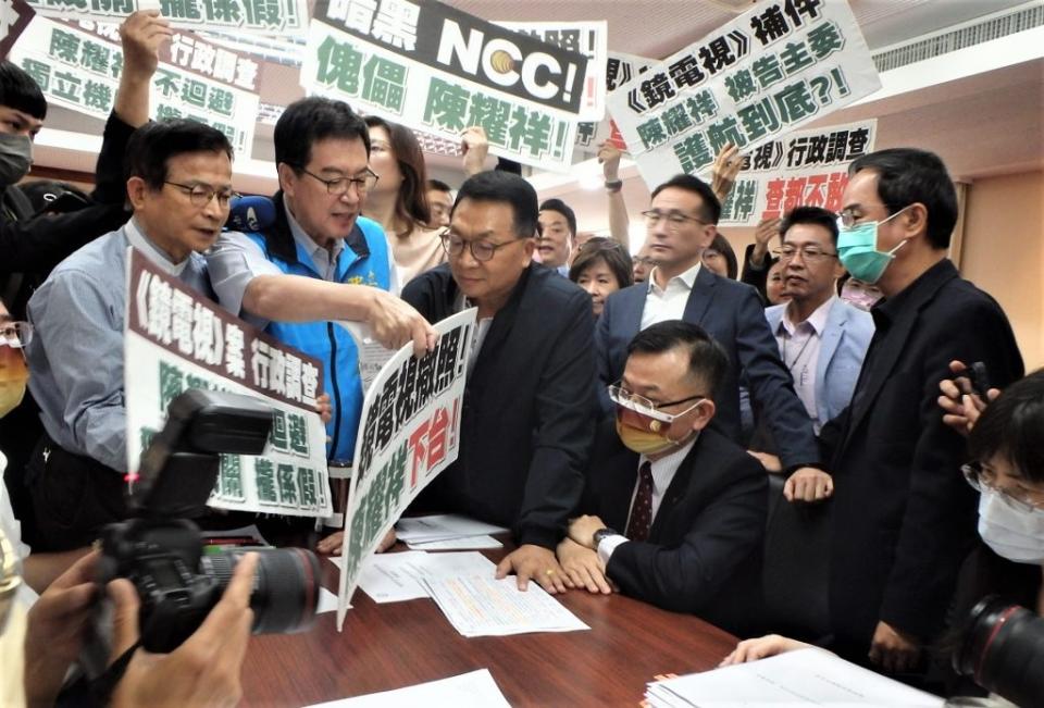 陳耀祥（坐者）被列為瀆職罪被告，NCC仍未勇於任事，相關爭議也都還在，鏡電視想要的上架案也毫無進展的躺在NCC。(本報資料照)