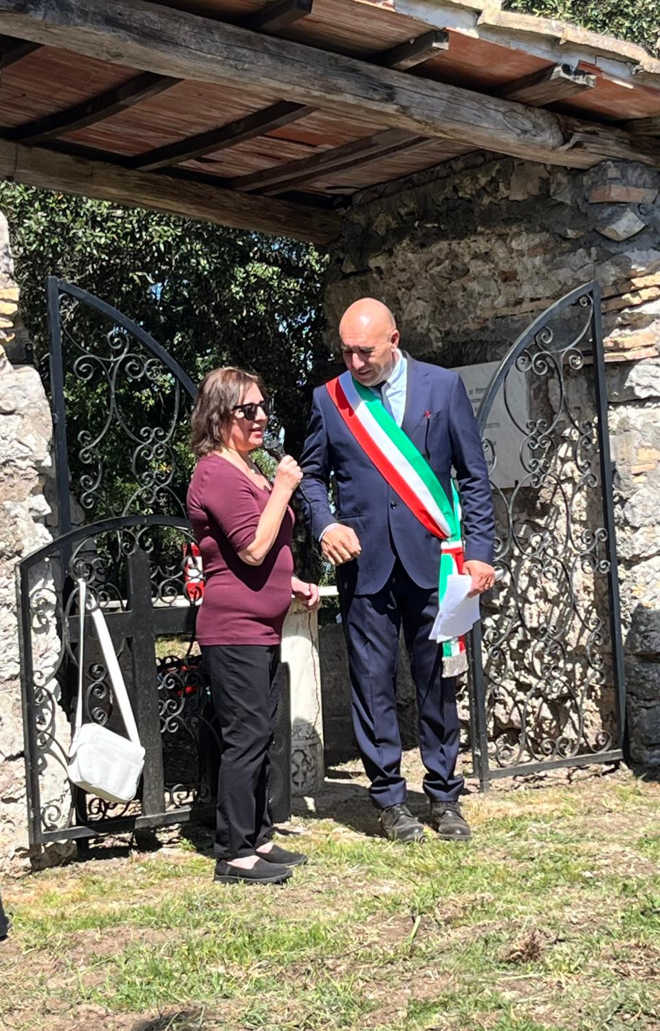 Peggy Valdez with Claudio Antonelli, mayor of Montebuono