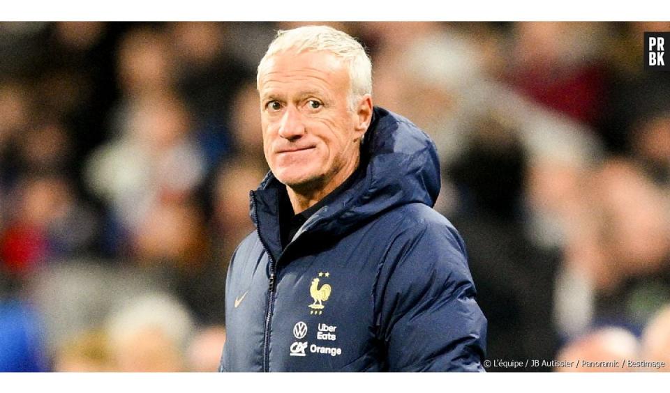 Didier Deschamps remet le trophée UNFP du meilleur joueur de Ligue 1 à Kylian Mbappé. Le sélectionneur de l'équipe de France a dévoilé sa liste pour les prochains matchs des Bleus, l'absence d'une star provoque la colère des fans. - L'équipe / JB Autissier / Panoramic / Bestimage