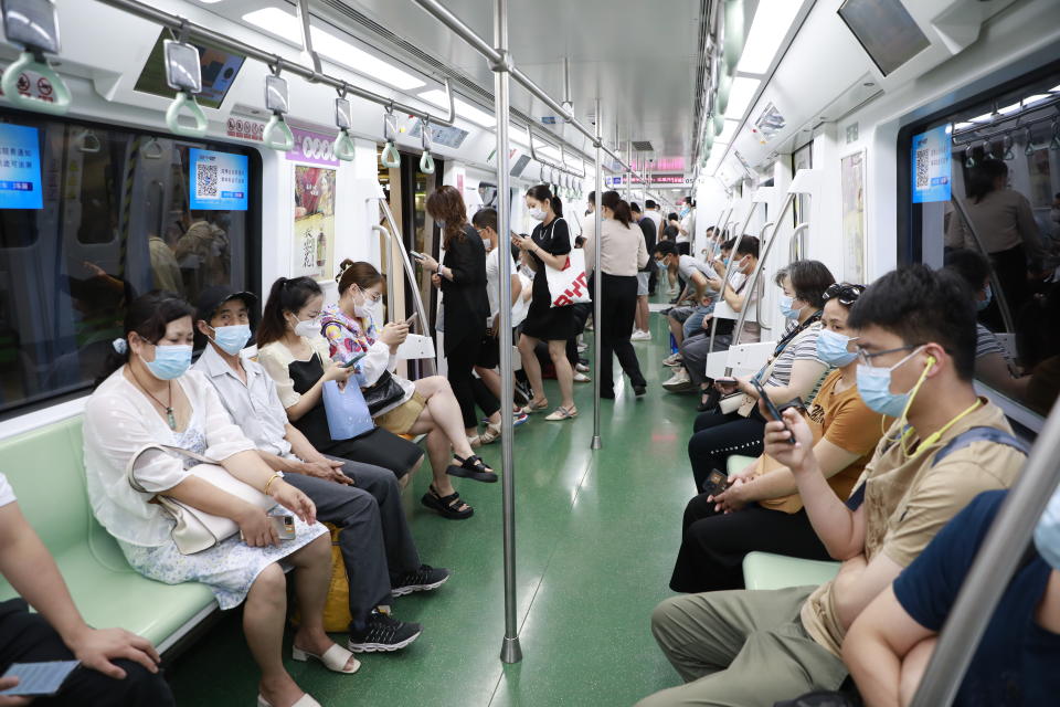  Subway trains run smoothly during the morning rush hour in Xi 'an, Capital of Northwest China's Shaanxi Province, July 6, 2022. 