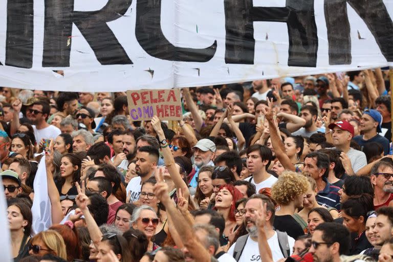 El acto por el Día de la Memoria por la Verdad y la Justicia en la Plaza de Mayo. En el palco habla Estela de Carlotto