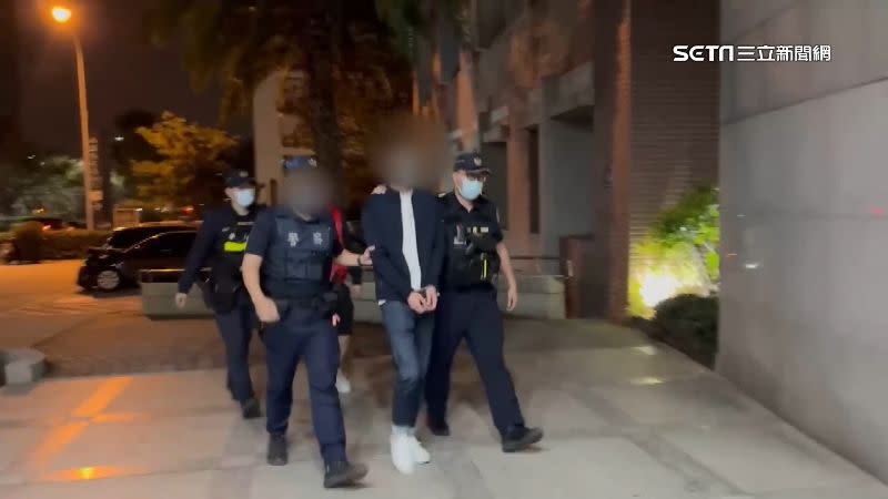 員警將許姓駕駛與楊姓男子帶回派出所偵辦。