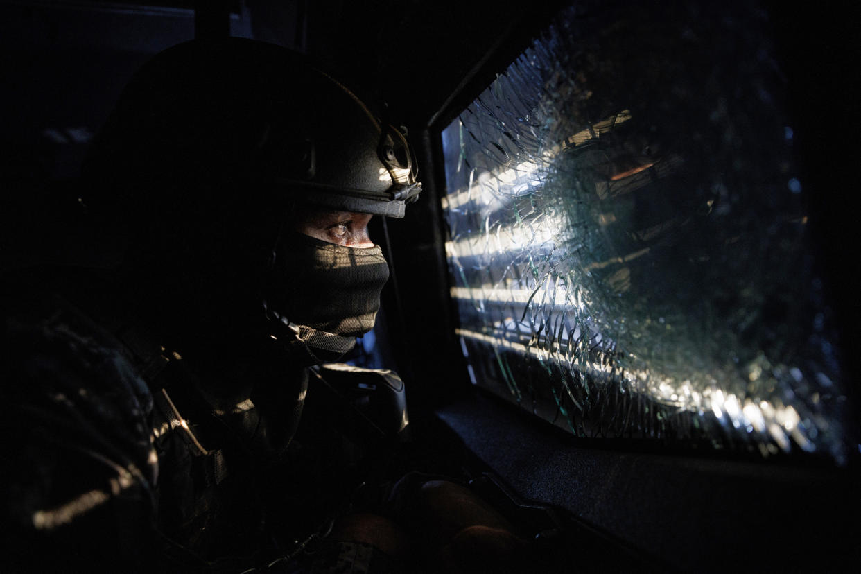 Vista desde un vehículo blindado del equipo de élite de la Policía Nacional de Haití en un patrullaje por Cité Soleil. (Adriana Zehbrauskas/The New York Times)


