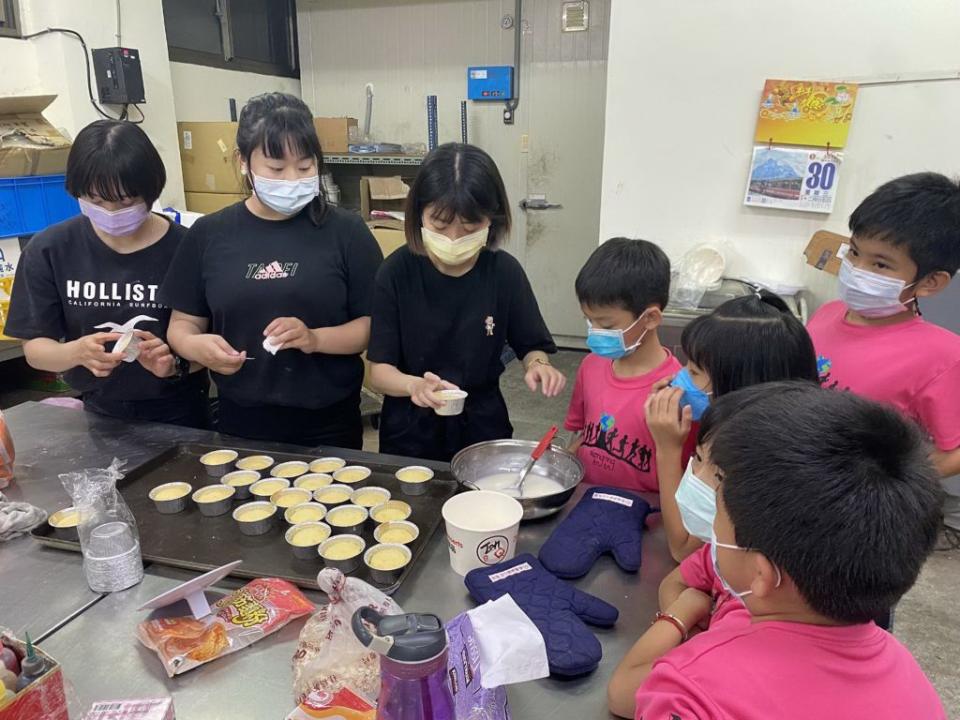 南台科大學生至安南區鹿耳社區，教小朋及阿嬤們做檸檬蛋糕並義賣，所得做為社區送餐經費。（鹿耳社區提供）