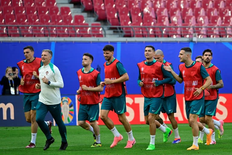 El delantero portugués Cristiano Ronaldo (5º por la izquierda) junto al central Ruben Dias (4º por la izquierda) durante la sesión de entrenamiento de Portugal en el Leipzig Stadium de Leipzig, este de Alemania, el 17 de junio de 2024, víspera del partido del Grupo F Portugal-República Checa (JOHN MACDOUGALL)