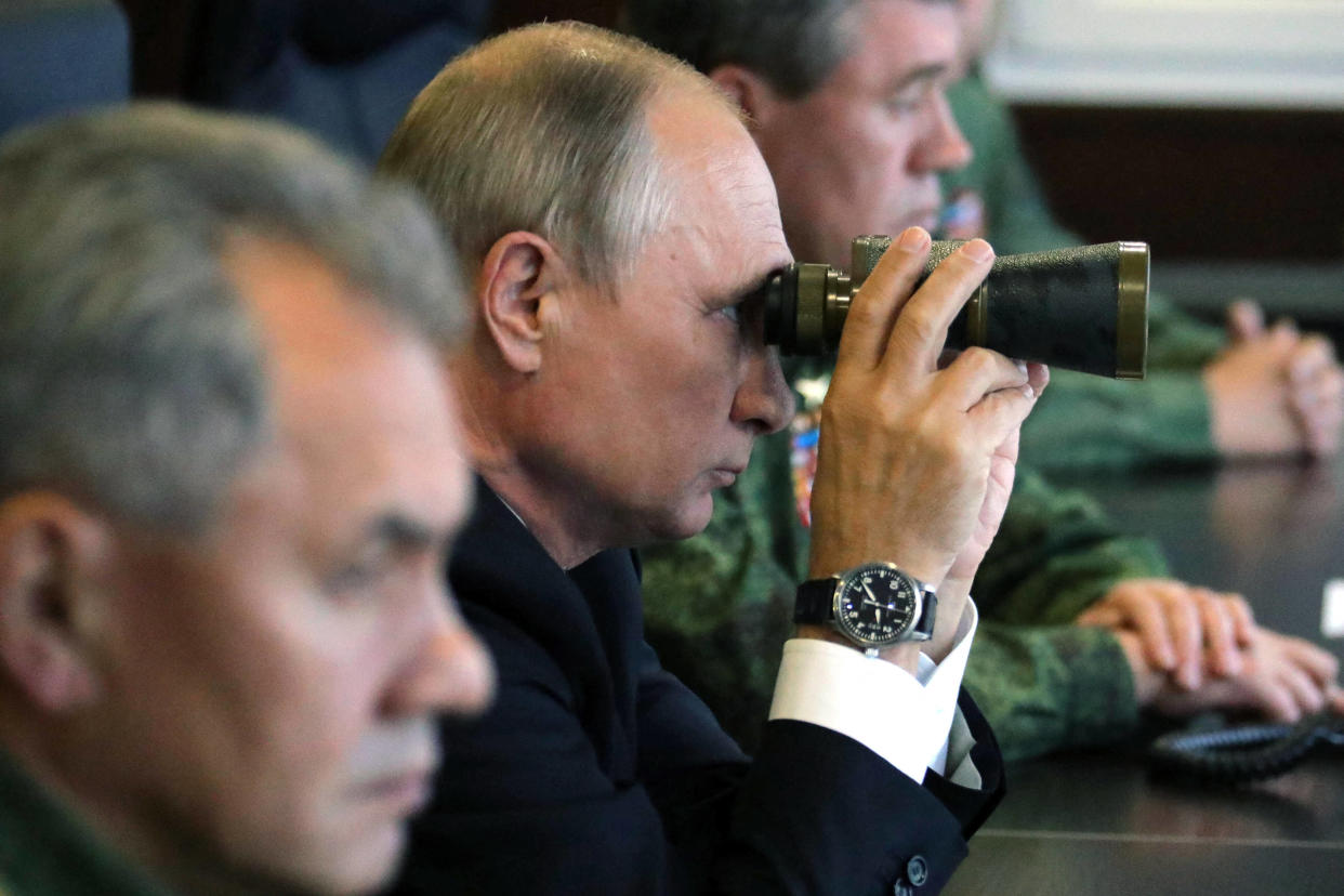 Le ministre russe de la Défense Sergueï Choïgou, en poste depuis 2012, a été limogé ce dimanche 12 mai au soir par Vladimir Poutine. ( Photo :Sergueï Choïgou et Poutine en 2017)