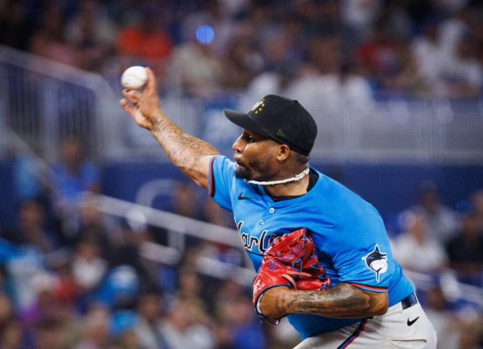 El abridor de los Marlins Sixto Sánchez lanza en el primer inning del partido ante los Mets de Nueva York, celebrado el 19 de mayo de 2024 en Miami.