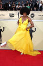 <p>La actriz marcó la diferencia en la alfombra roja con su vestido color amarillo de la diseñadora Leanne Marshall y destacó entre todas las presentes. Además, completó su look con unas botinetas plateadas. Pura audacia. Foto: Frederick M. Brown/Getty Images </p>