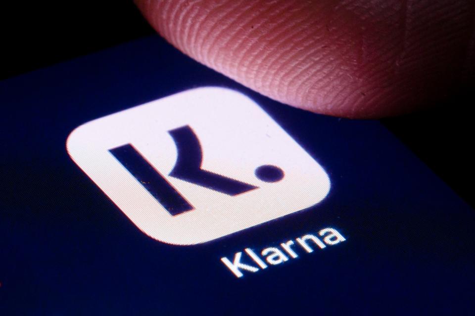 Das Logo des schwedischen Zahlungsanbieters Klarna ist auf dem Display eines Smartphone zu sehen. Berlin, 22.04.2020.