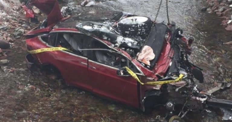 Tesla 摔落 20 英尺溪谷的嚴重車禍 ，車上 5 名成員全部生還