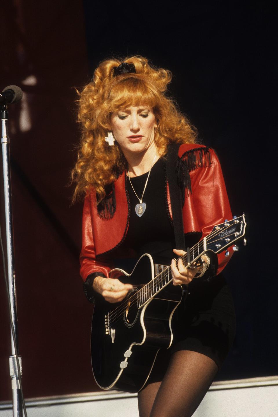 Patti Scialfa performs on stage with Bruce Springsteen and the E Street Band on the Tunnel of Love Tour, Feyenoord Stadium, De Kuip, Rotterdam, Netherlands, 28th June 1988.