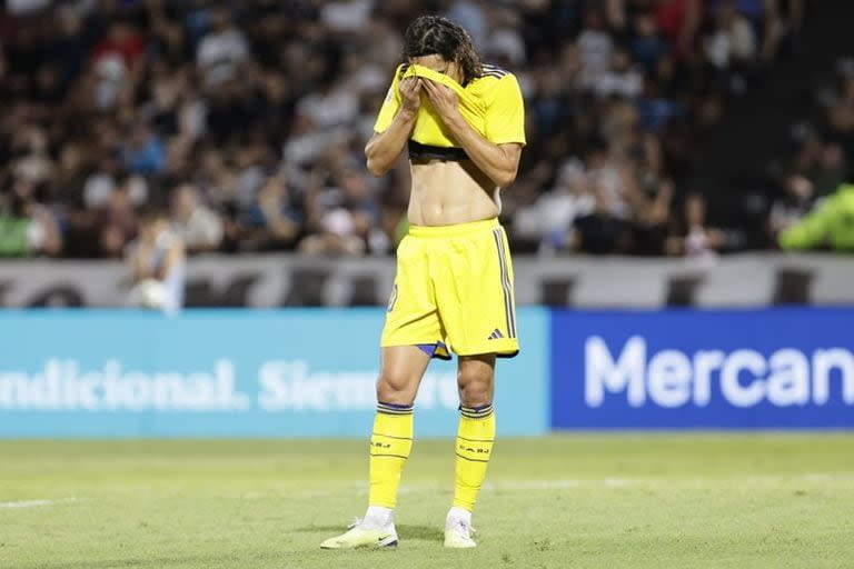 Edinson Cavani se quita el sudor de la cara en el partido contra Platense por la Copa de la Liga Profesional; un símbolo: el uruguayo y Boca todavía no arrancaron.