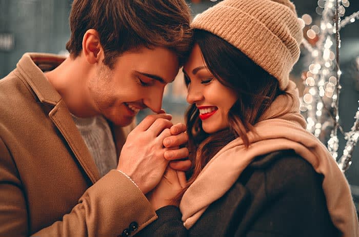 pareja feliz en invierno