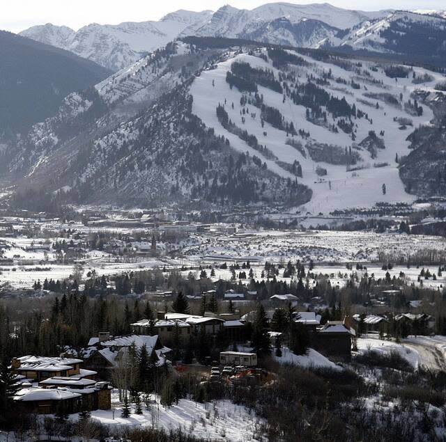 Wer Promis gucken will, für den ist Aspen in Colorado der Anlaufpunkt Nr. 1. Der legendäre Skiort in den Rocky Mountains zieht jedes Jahr unzählige Stars auf die Pisten und in die Nobel-Boutiquen. In diesem Jahr urlaubt dort unter anderem…