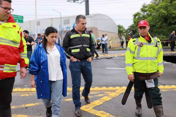 autoridades de zapopan, jalisco, atendiendo el socavón en la avenida lópez mateos