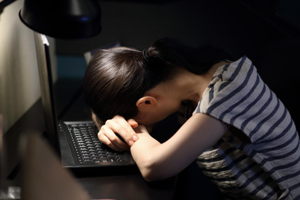 女網友不解，為什麼一直遲到的同事可以升官？（示意圖／Getty Images）