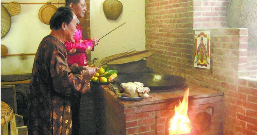 初四除了迎財神，還是把灶神迎回家的日子。（示意圖／報系資料照）