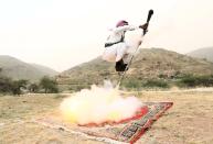 Un hombre salta y baila durante una celebración tras dispararse hacia los pies.<br><br>Crédito: REUTERS/Mohamed Al Hwaity