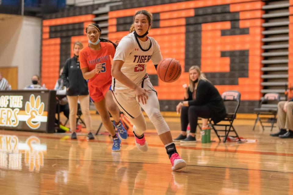 Edwardsville’s Sydney Harris drives to the basket during a game this season. Harris is the winner of this week’s Belleville News-Democrat Player of the Week high school basketball poll, as selected by readers of bnd.com.