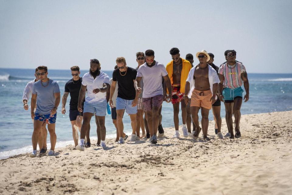 《渣男島》的男性參賽者一字排開，含括各種族群不說，臉蛋身材都棒到不行，擺明就要女生目不轉睛。（HBO Max提供）