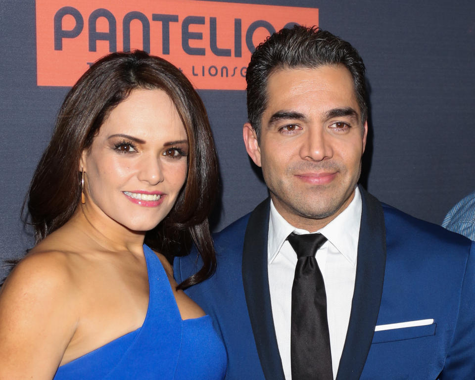 El actor y conductor Omar Chaparro y su esposa Lucia Ruiz de la Peña en una foto de archivo de 2016 en Hollywood, California. (Getty Images)