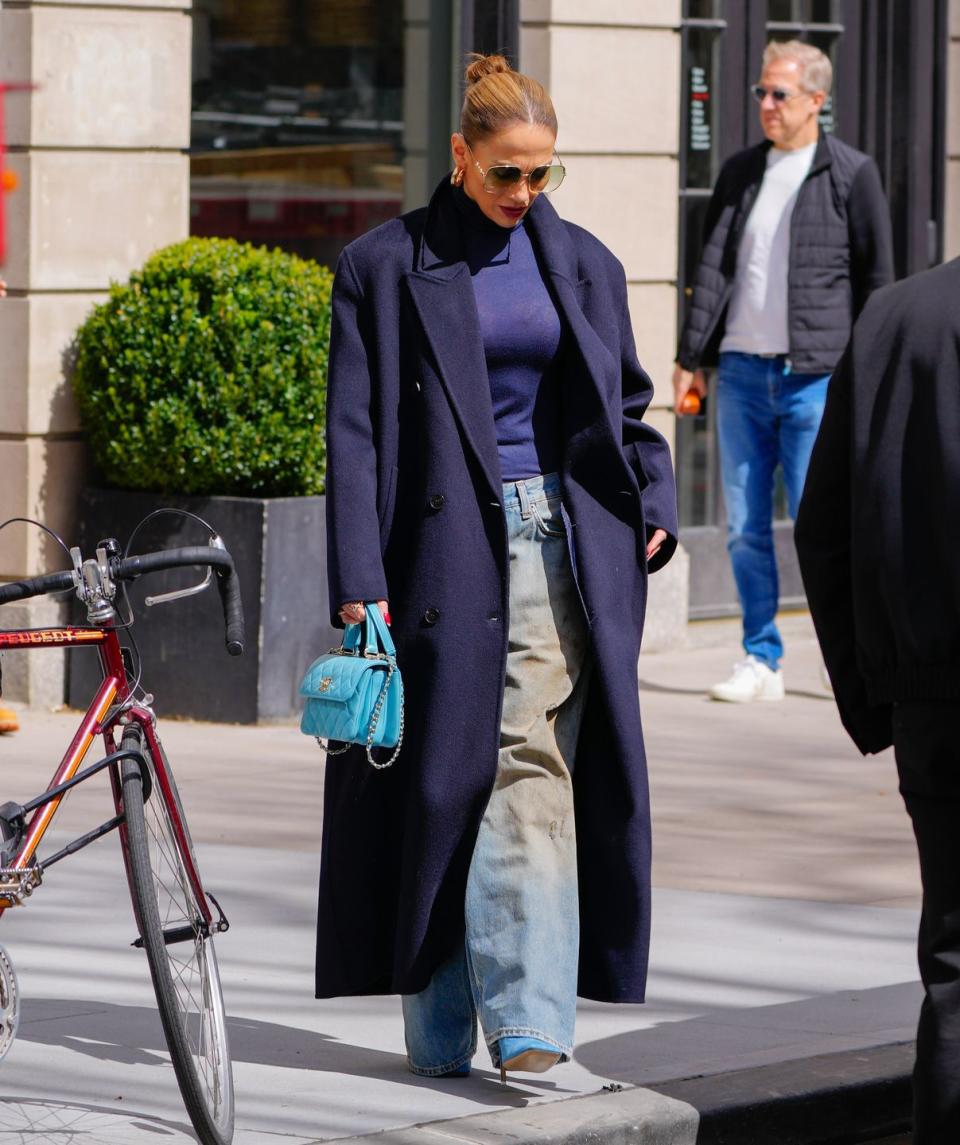 Jennifer Lopez Delivers Street Style Inspiration in Loose-Fitting Jeans ...