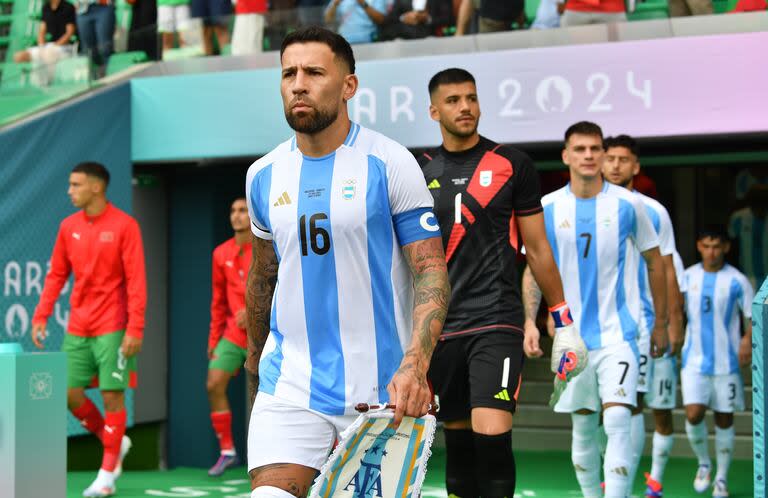 Nicolás Otamendi y Gerónimo Rulli encabezan el ingreso del seleccionado argentino olímpico masculino de fútbol en su estreno en los Juegos París 2024; después de la caída frente a Marruecos, urge una recuperación contra Irak este sábado.