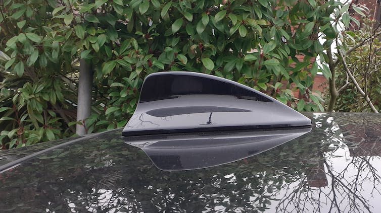 <span class="caption">Shark-fin antenna in a modern car. Amin Al-Habaibeh. Author provided.</span>