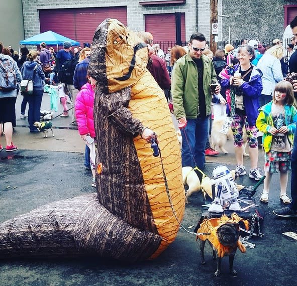 Jabba the Hutt und sein Haustier (Bild: Instagram/ puglovehair)