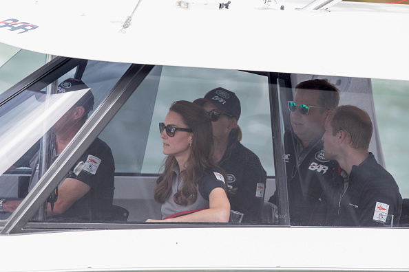 La pareja luego subió a un catamarán para recorrer Portsmouth.