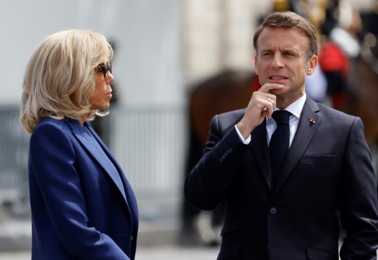 France's President Emmanuel Macron and his wife Brigitte Macron attend a ceremony at the Arc de Triomphe in Paris, on June 8, 2024 (Ludovic MARIN)