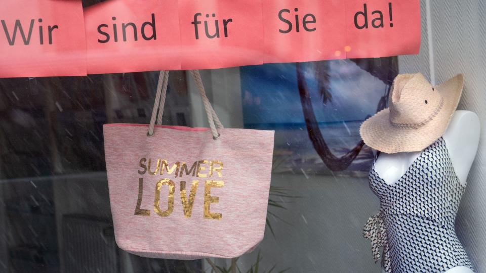 «Wir sind für Sie da!» steht im Schaufenster eines Reisebüros.