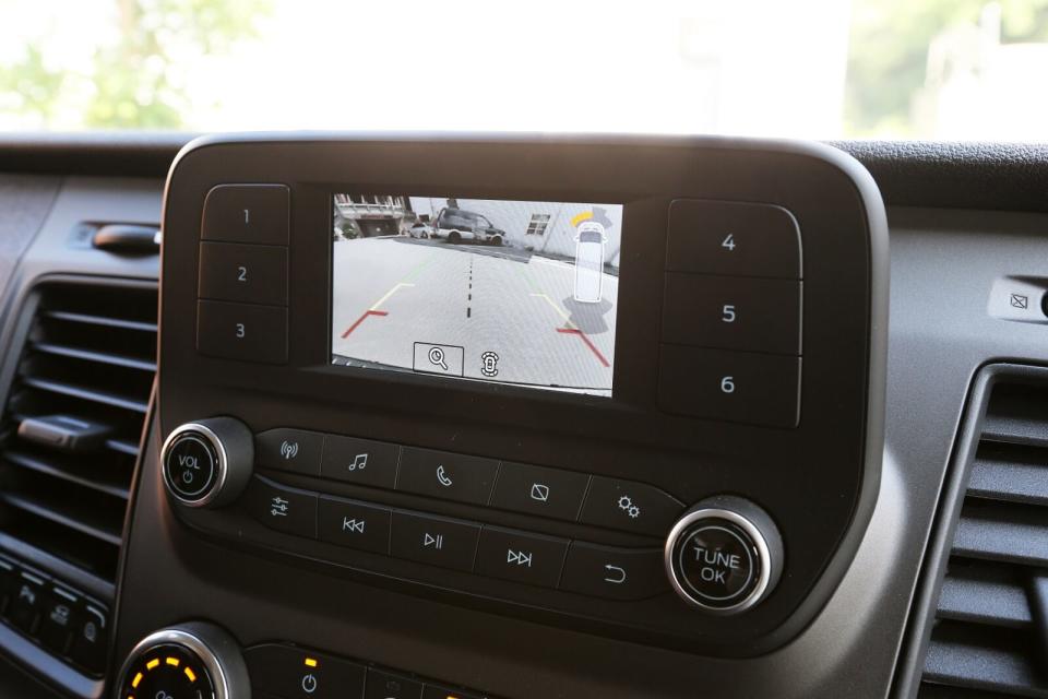 控台螢幕由8吋改成4.5吋，不過內建有SYNC 3娛樂通訊整合系統(含藍牙及USB功能)與倒車顯影輔助系統。