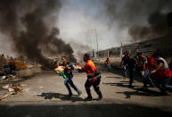 <p>A wounded Palestinian protester is evacuated during clashes at a protest in support of Palestinian prisoners on hunger strike in Israeli jails, near Qalandiya checkpoint near the West Bank city of Ramallah May 22, 2017. (Photo: Mohamad Torokman/Reuters) </p>