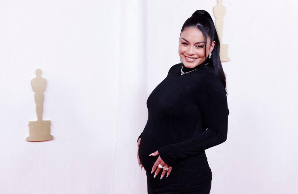 Vanessa Hudgens dévoile son baby bump sur le tapis rouge des Oscars