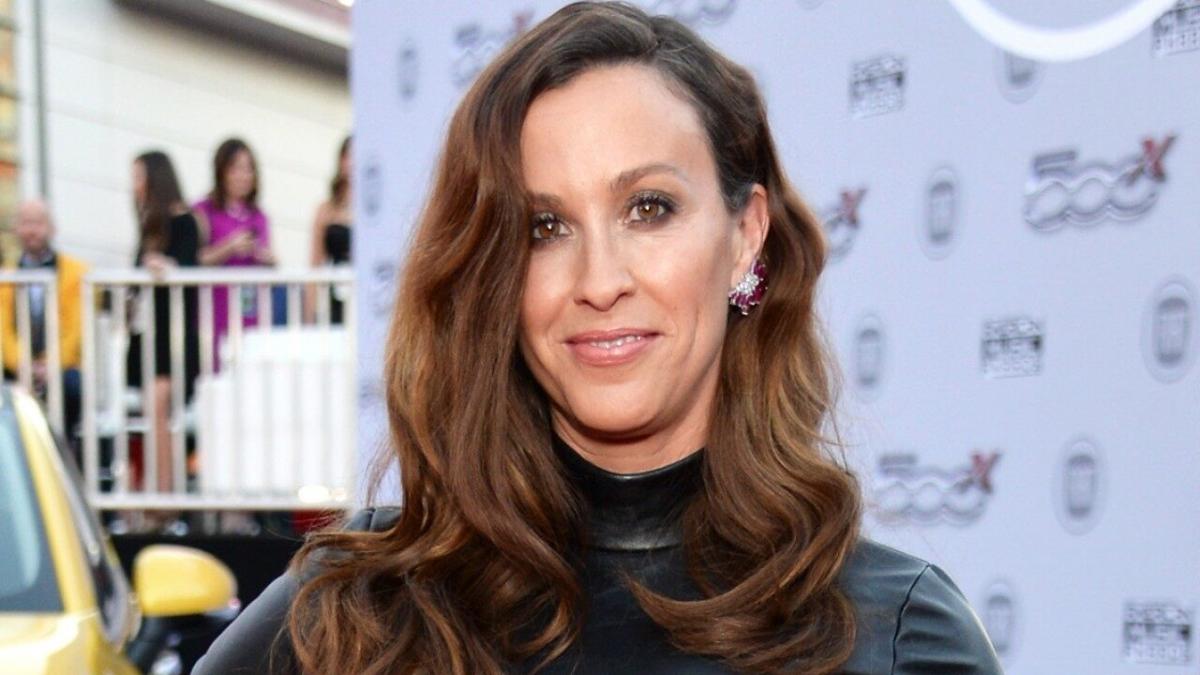 Alanis Morissette Reveals Shes Battling Postpartum Hot Sex Picture 