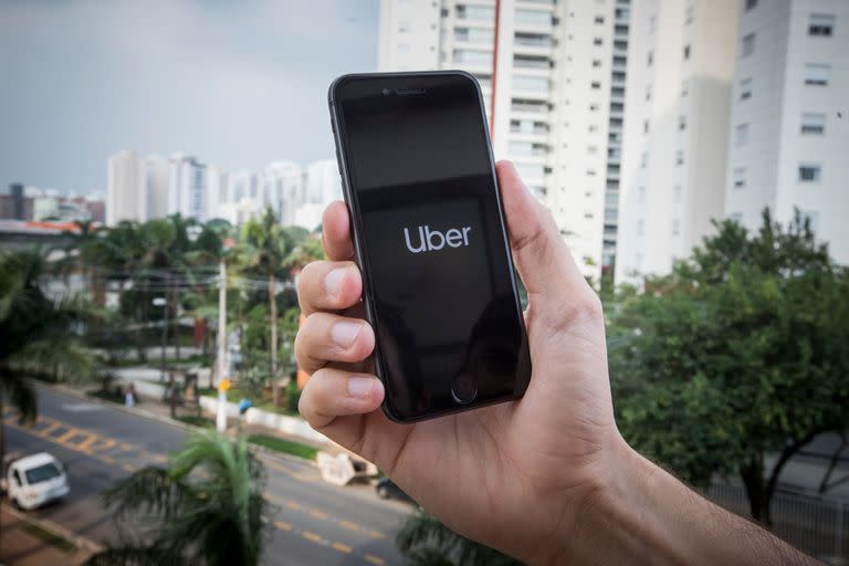 Desde la aplicación móvil, junto a UberX, Comfort y Taxi, Uber Transit permite comparar los precios y tiempos de un viaje en transporte público, para evaluar la mejor opción para llegar a destino