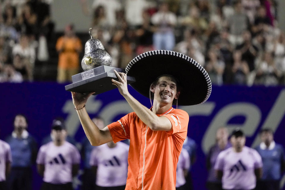 Alex de Minaur of Australia holds up his trophy after beating Casper Ruud of Norway during the final match of the Mexican Open tennis tournament in Acapulco, Mexico, Saturday, March 2, 2024. (AP Photo/Eduardo Verdugo)