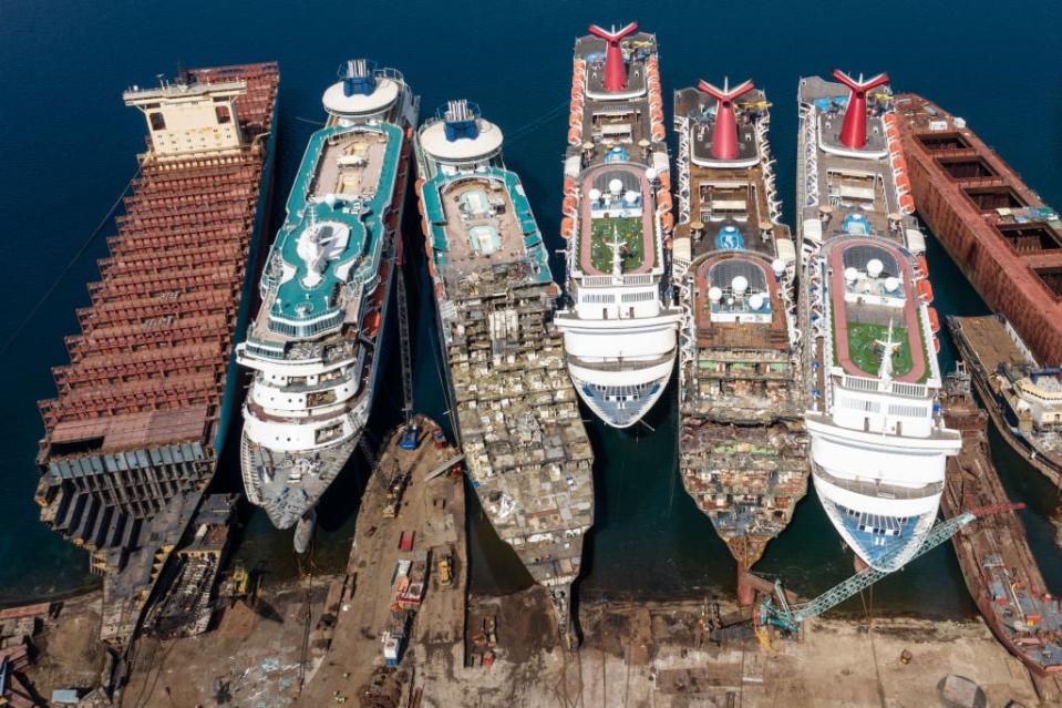 Fünf Luxus-Kreuzfahrtschiffe werden am 02. Oktober 2020 im Schiffsrecyclinghafen Aliaga in Izmir, Türkei, abgewrackt und zu Altmetall verarbeitet. - Copyright: Chris McGrath/Staff/Getty Images