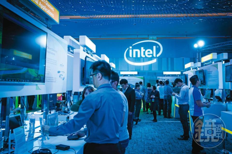 英特爾（Intel）2016年邀昇貿開發低溫錫膏產品，解決電路板遇高溫加熱翹曲問題。