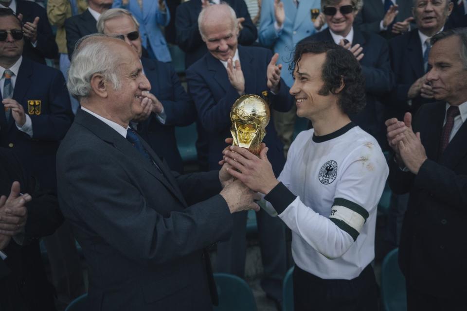 Nachdem Gerd Müller Deutschland zum Titel schoss, nimmt Franz Beckenbauer (Klaus Steinbacher, rechts) den WM-Pokal entgegen. - Sky hat das Leben des Kaisers verfilmt. Es geht um die Jahre 1963 bis 1990. (Bild: Stanislav Honzík / Bavaria Fiction GmbH / Sky Deutschland GmbH)