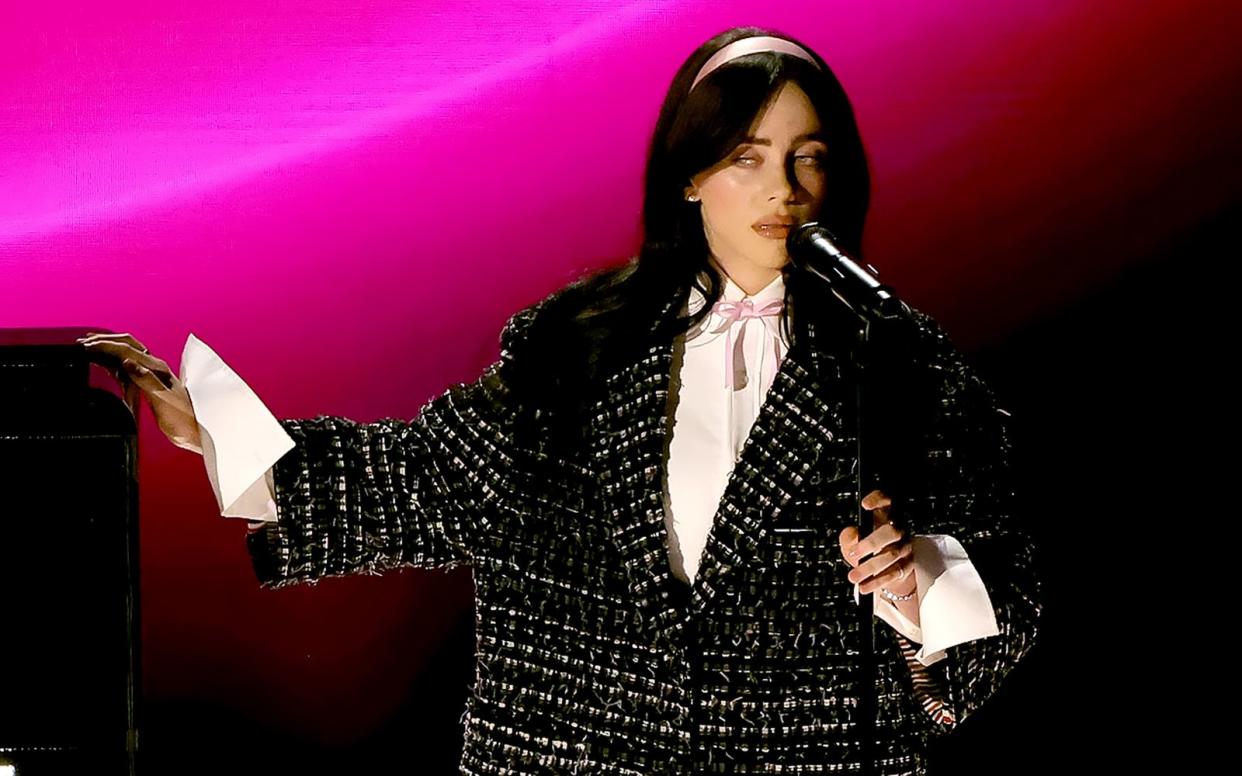 Popstar Billie Eilish zählt zu den größten Stars, die sich für das Einbremsen der KI-Musikgeneratoren starkmachen. (Bild: Kevin Winter / Getty Images)