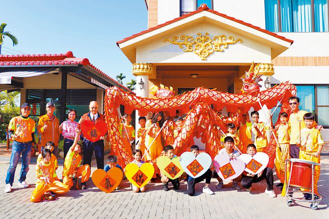 暌違2年，屏東縣同安國小恢復近20年的新春舞龍傳統，深受社區居民歡迎。（謝佳潾攝）