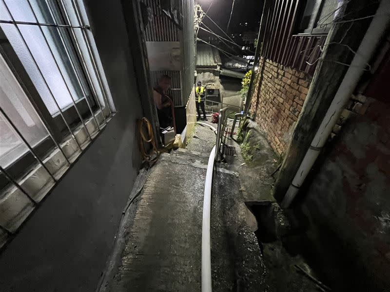 失火民宅位在偏僻巷弄，警消拉水線灌救。（圖／基隆市消防局提供）
