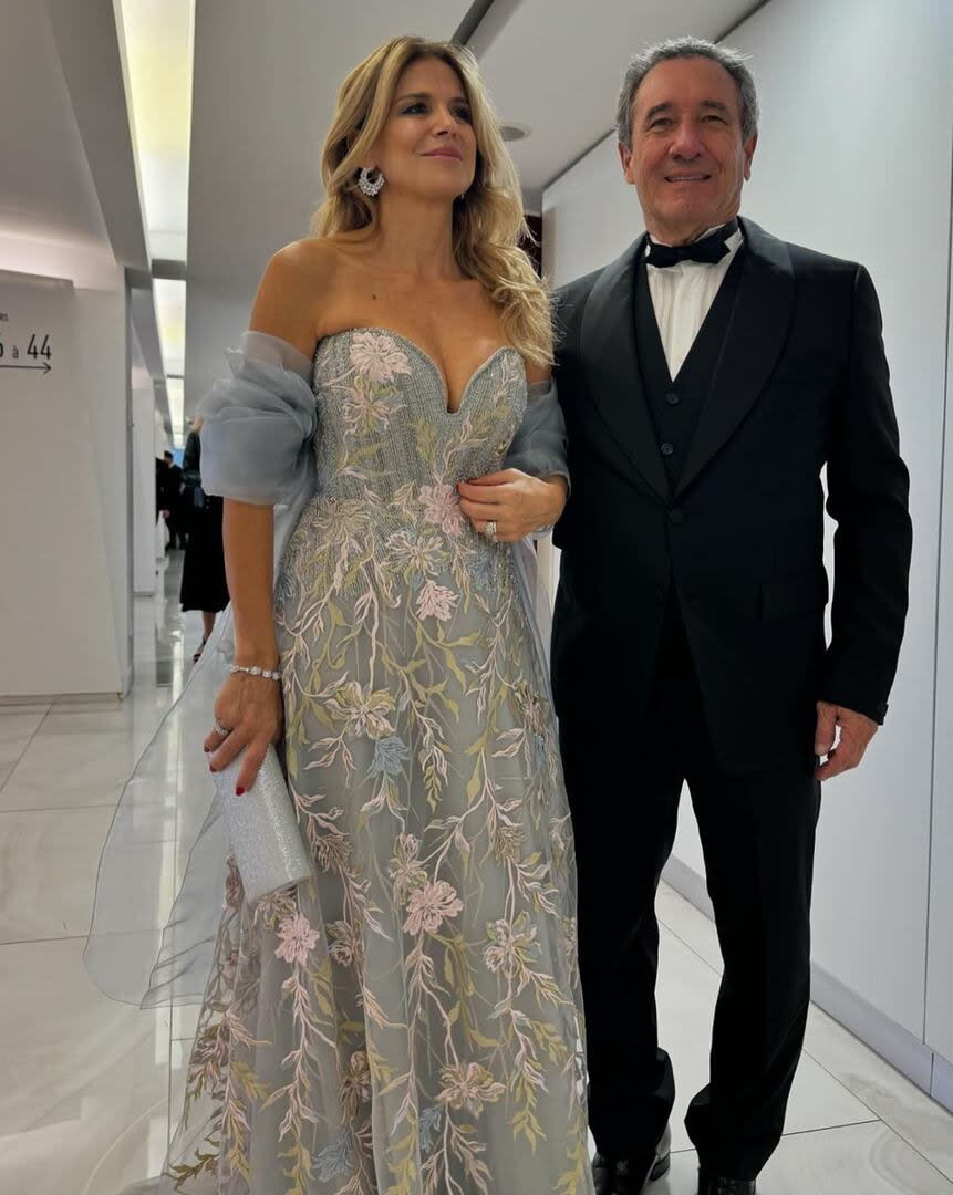 Palmiero y Scalella, minutos antes de pisar la alfombra roja de la edición número 77 del Festival de Cannes. Como cada año, la actriz hizo una elección acertada: se paseó entre las estrellas de cine con un vestido largo de Gabriel Lage en celeste pastel con detalles florales bordados